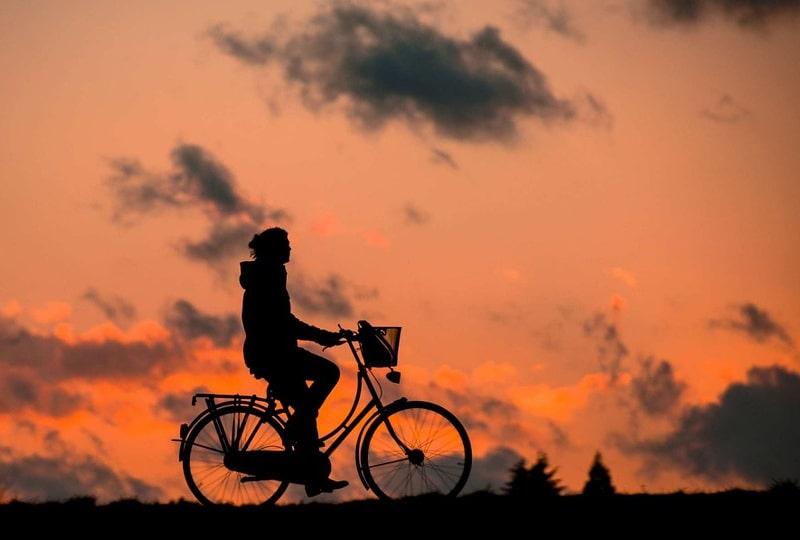 Dojazd rowerem do pracy w kobiecym stylu i z pasją 