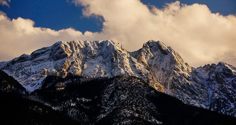 Planujesz wyprawę na Giewont? Dowiedz się więcej o tym najsłynniejszym szczycie w Tatrach Zachodnich!