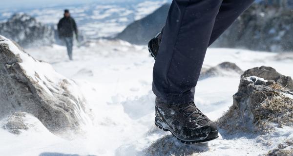 Buty zimowe w góry – jakie wybrać? Czy klasyczne buty trekkingowe nadają się na zimę?