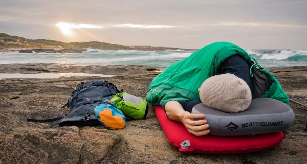 Poduszka turystyczna – czy to potrzebny dodatek?