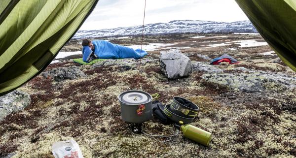 Mały śpiwór w sam raz pod namiot. Jak wybrać lekki i ciepły śpiwór turystyczny?