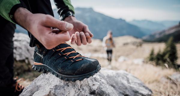Jak wiązać buty trekkingowe i górskie? Ciesz się długimi wędrówkami bez problemów!