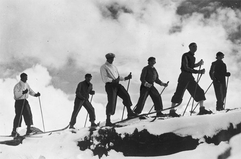 skitouring|Wycieczka narciarska w latach dwudziestych XX wieku (źródło: Narodowe Archiwum Cyfrowe, domena publiczna)