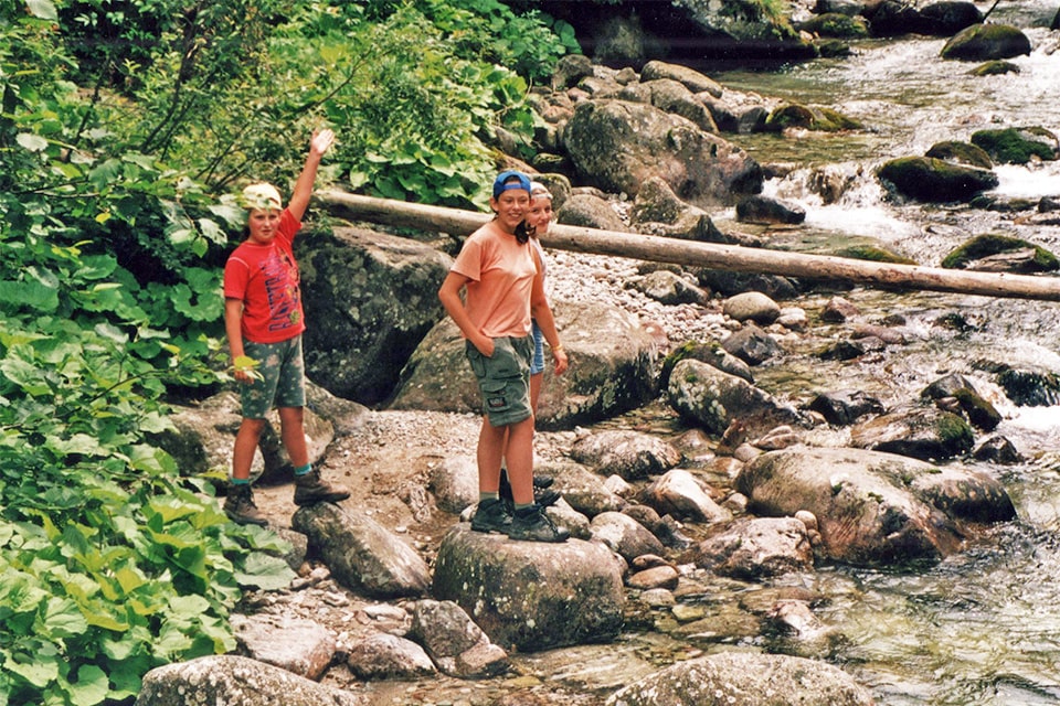dzieci w górach|Górski potok daje wiele radości na szlaku