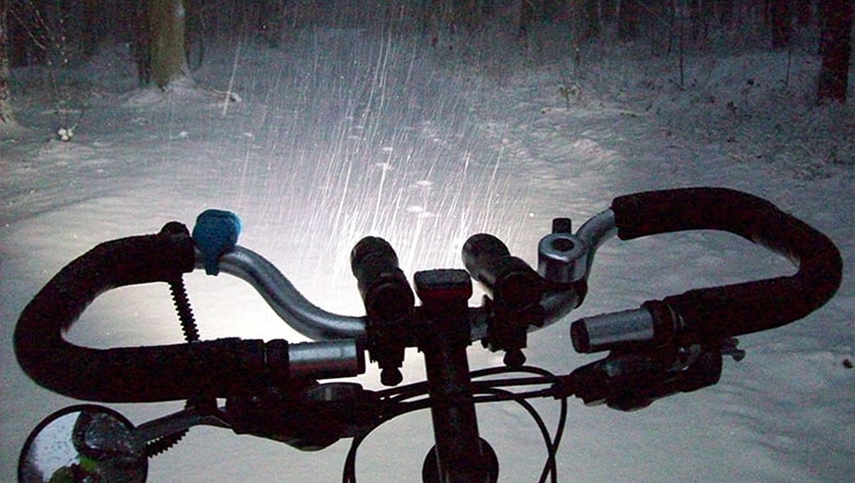 obowiązkowe wyposażenie roweru - światła zimowe