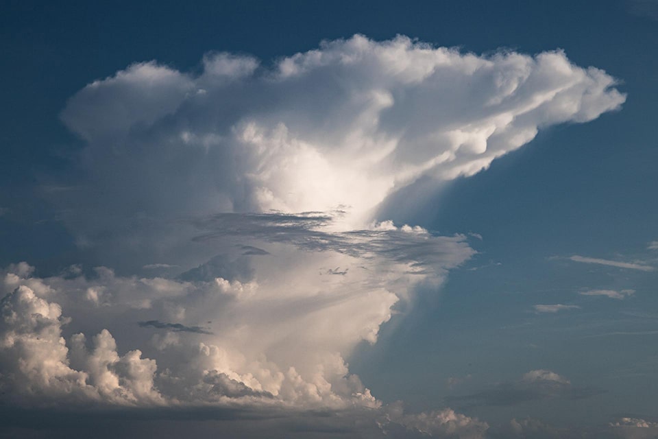 burza w górach|Chmura burzowa Cumulonimbus w stadium dojrzałym. Górna część jest rozwiewana przez wiatr i przyjmuje kształt kowadła. Dolna część struktury jest mocno skłębiona, ciemniejsza i przypomina baranka