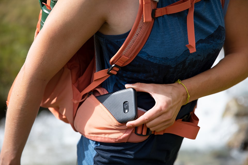 damskie plecaki turystyczne|Kieszeń na smartfon w pasie biodrowym plecaka z serii Futura (Deuter)