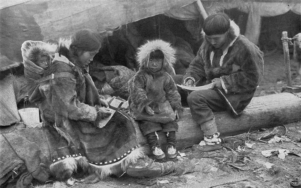 kurtka parka|Rodzina Inuitów w tradycyjnych parkach wykonanych ze skóry karibu, 1917 r., fot. George R. King dla National Geographic Magazine [domena publiczna (https://commons.wikimedia.org/w/index.php?curid=161097)]