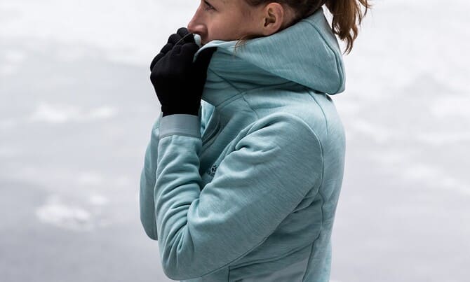 softshell damski ubrany zimą - jak wybrać