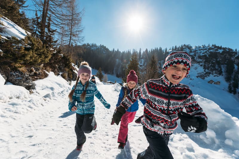 dzieci biegną w śniegu - spodnie ocieplane