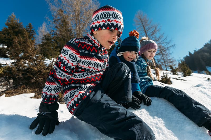 dzieci w spodniach ocieplanych na śniegu