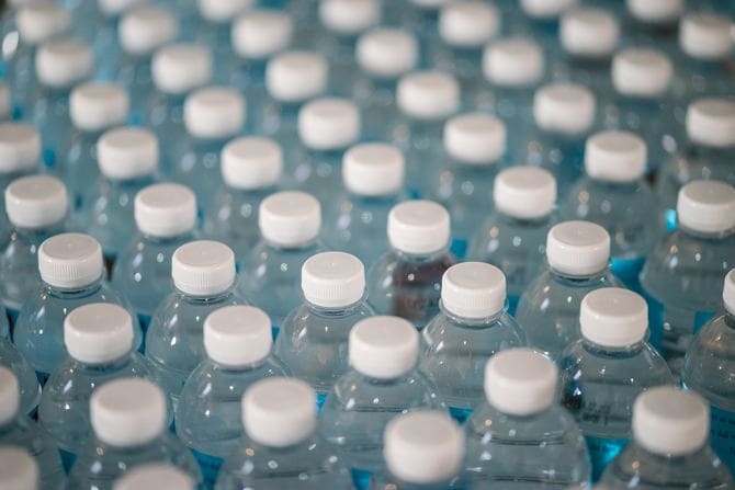 Butelki PET - mikroplastik |Pijmy wodę z kranu i nie przykładajmy ręki do tworzenia nadmiernej ilości plastikowych opakowań.