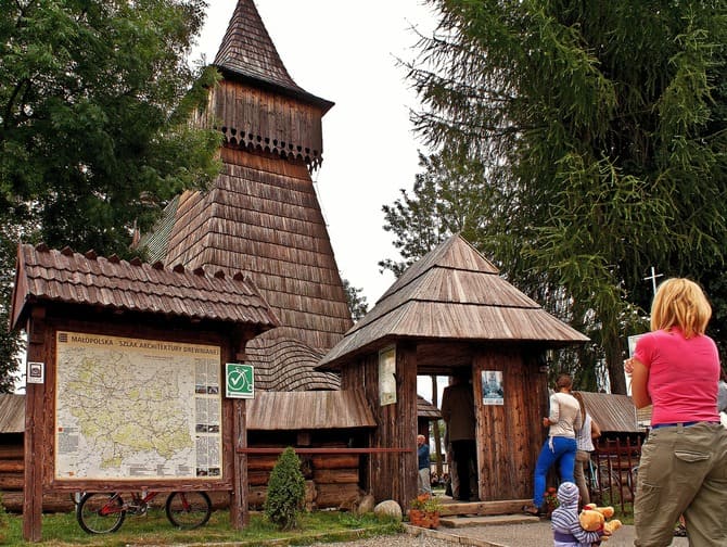lista UNESCO w Polsce |Kościół w Dębnie, jeden z drewnianych kościołów południowej małopolski, które znajdują się na liście UNESCO.