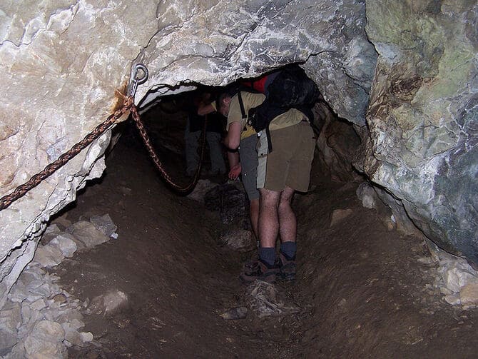 jaskinie w tatrach |Przejście przez Smoczą Jamę. Fot. Opioła Jerzy / CC BY-SA (http://creativecommons.org/licenses/by-sa/3.0/).