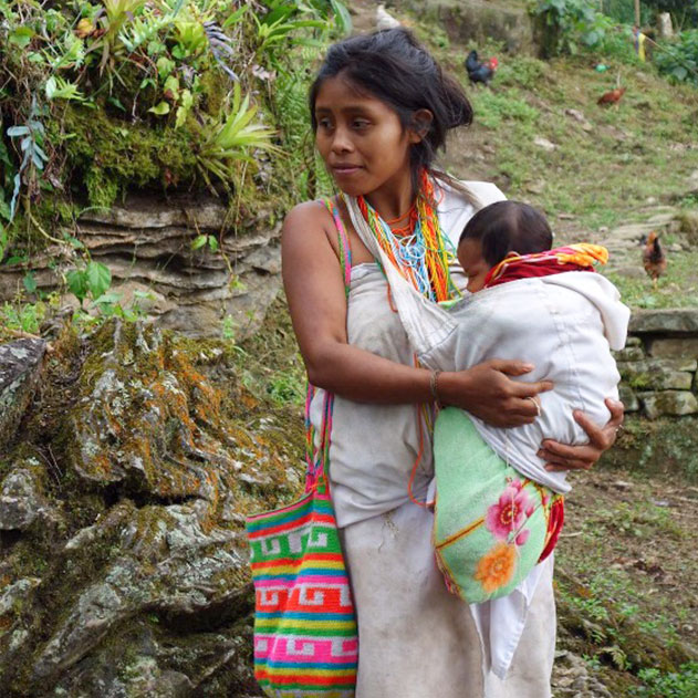 pojednanie z naturą |Ximena, rdzenna mieszkanka gór Sierra Nevada w północnej Kolumbii ze swoim 10-dnowym niemowlakiem.