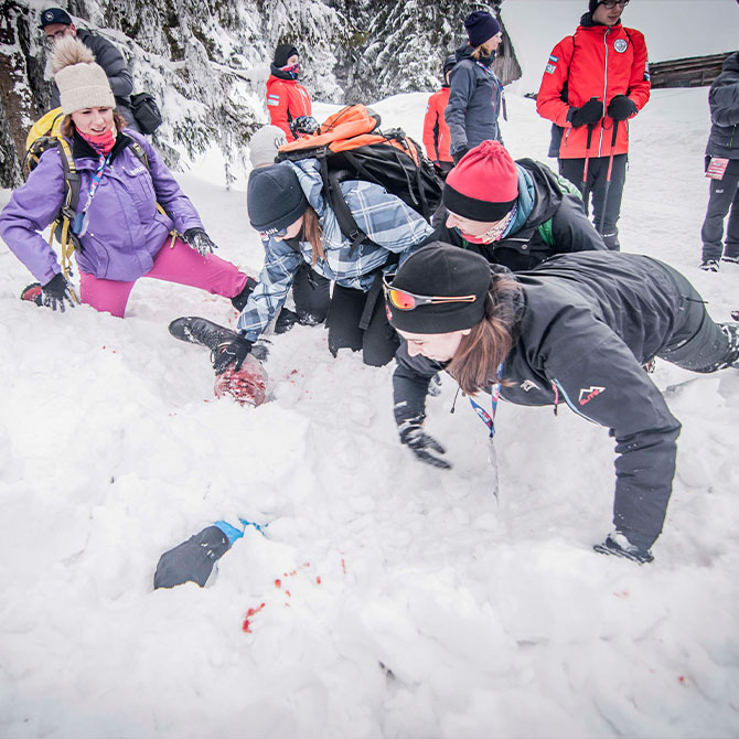 lawiny śnieżne |Szkolenie lawinowe na WinterCamp 2018 – ostatni etap odkopywania poszkodowanego spod śniegu.